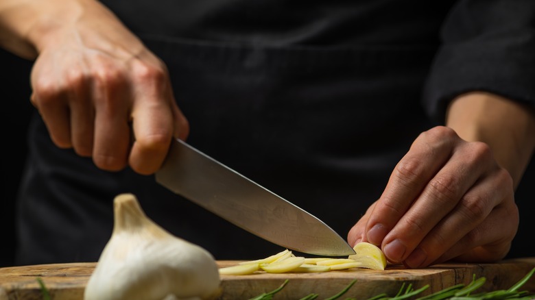 Slicing garlic