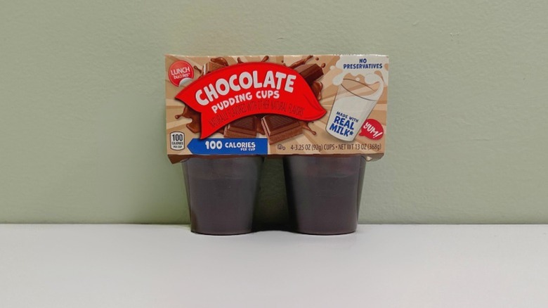 A pack of Lunch Buddies Chocolate Pudding Cups on a green and white background